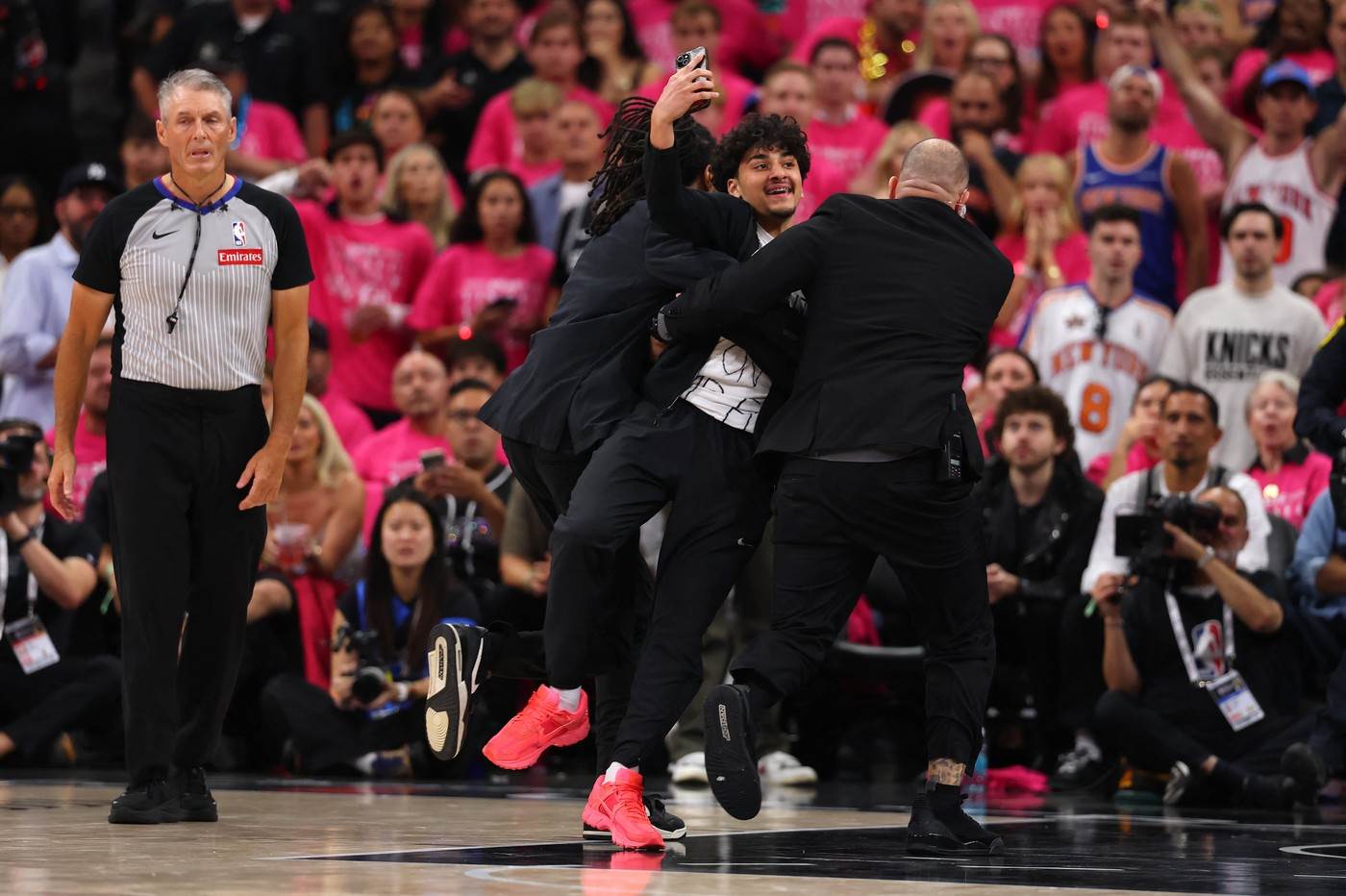  Navijač utrčao na teren na finalu NBA lige 