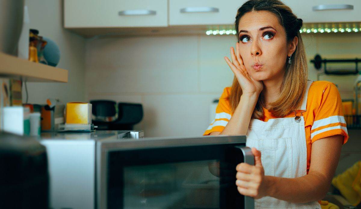  Zašto mikrotalasna rerna odlazi u istoriju: Air fryer i mini-rerna kao savršene alternative 