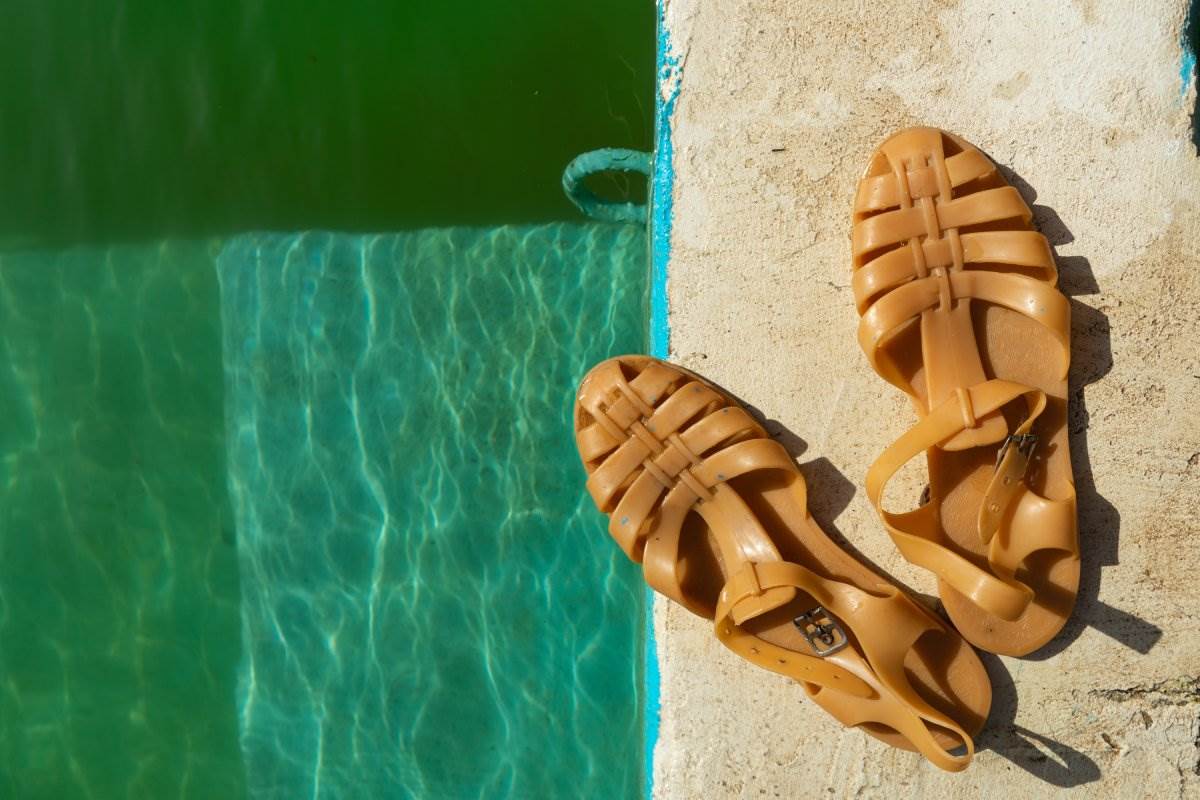  Povratak „Jugoplastika“ sandala: Luksuzni brendovi retro obuću prodaju za stotine eura 