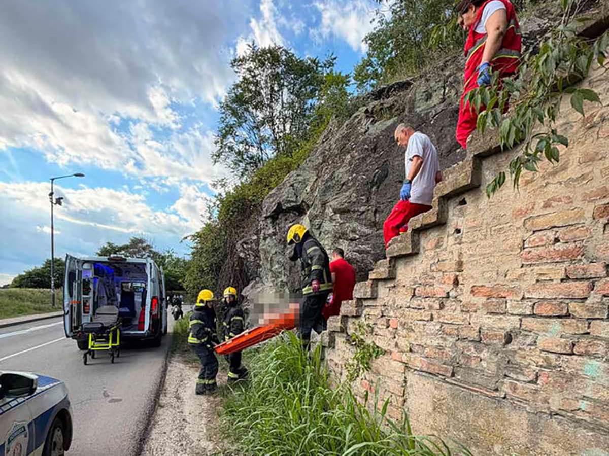  Vatrogasci evakuisali muškarca sa Petrovaradina 