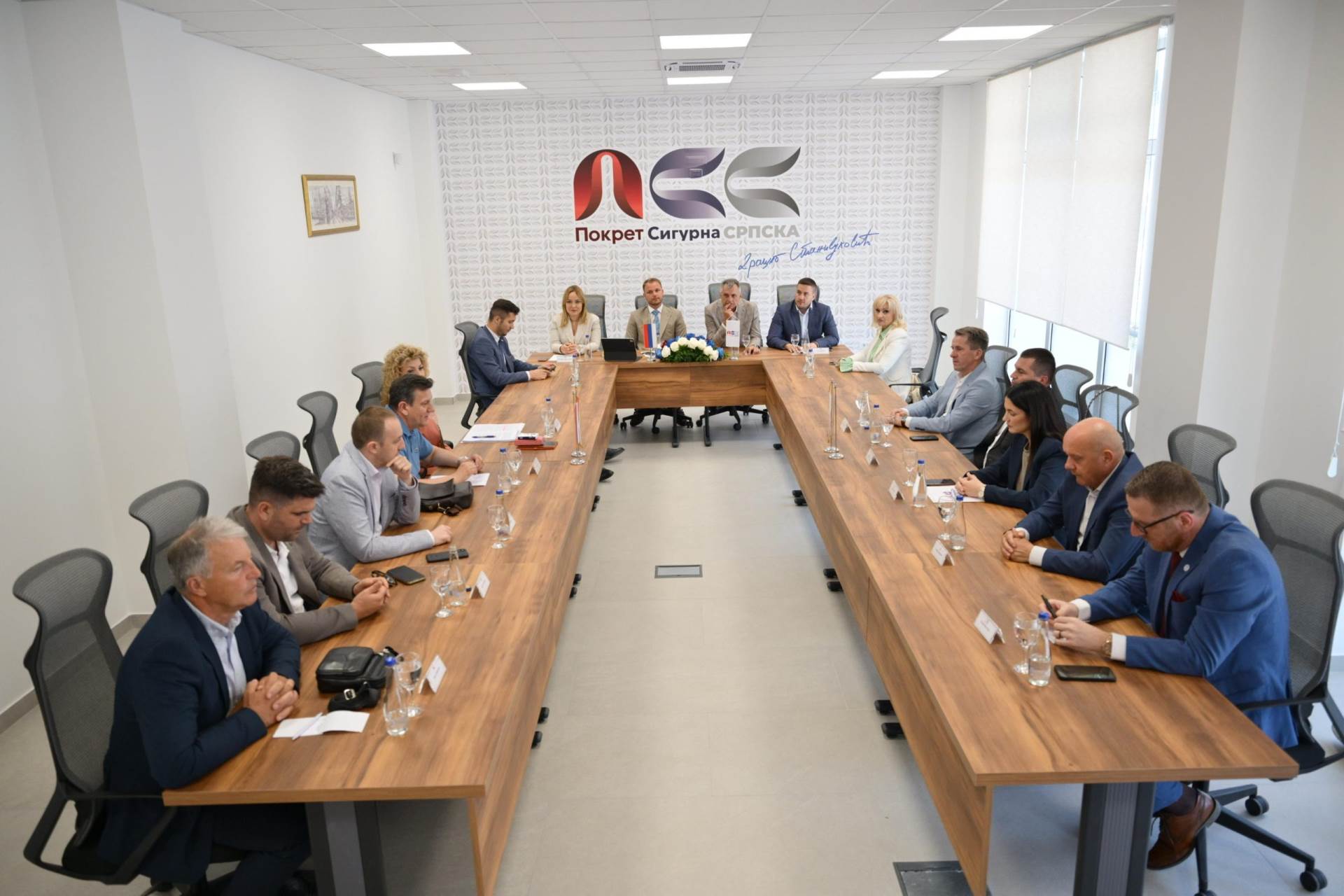  PSS, SDS I NF održali sastanak zbog zaduženja vlade rs 