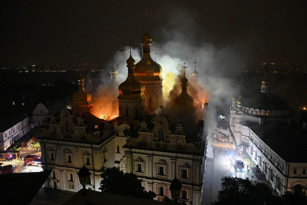  Kijevsko-pečerska lavra u plamenu 