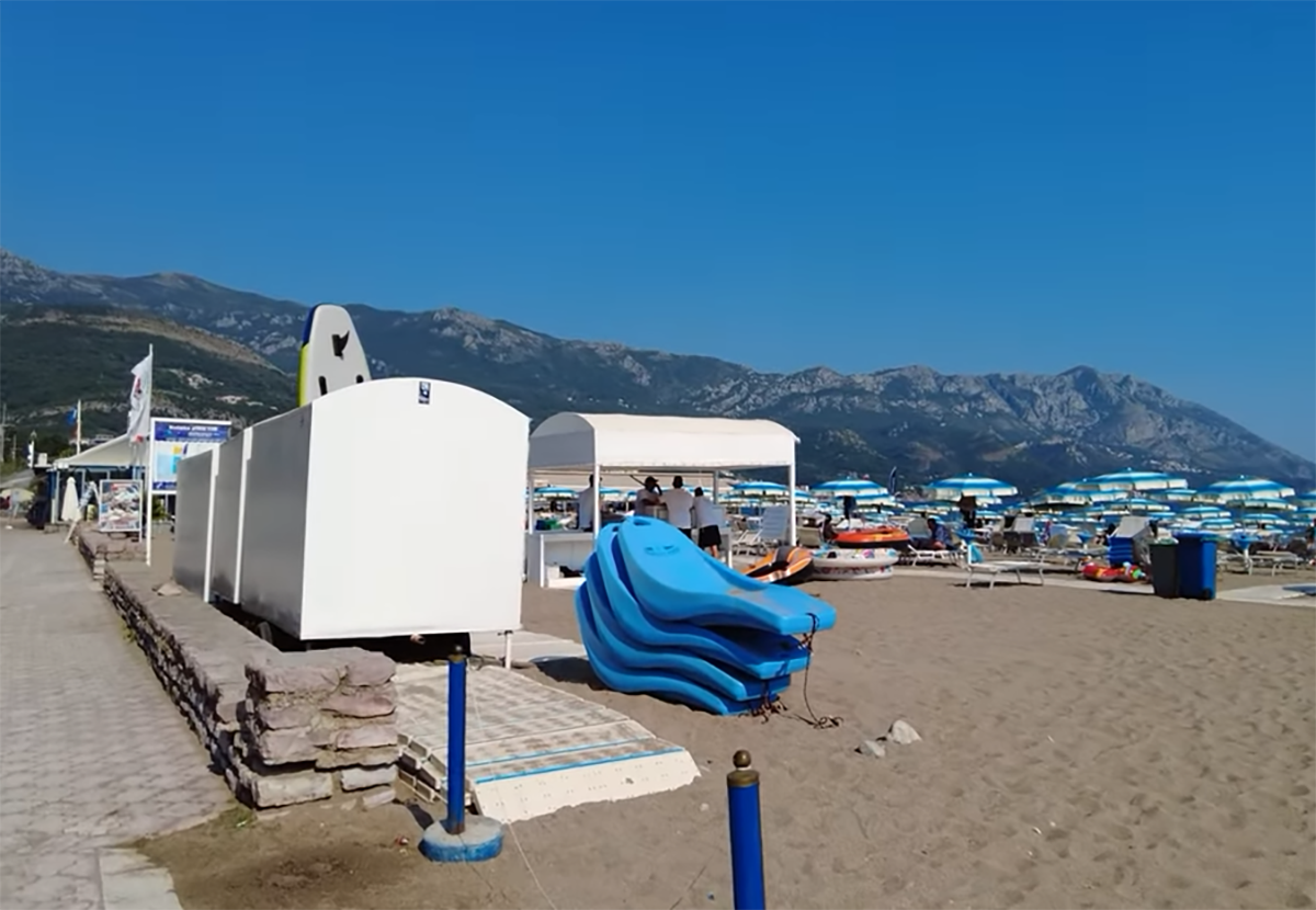  Zmija snimljena među dječijim igračkama na plaži u Bečićima 
