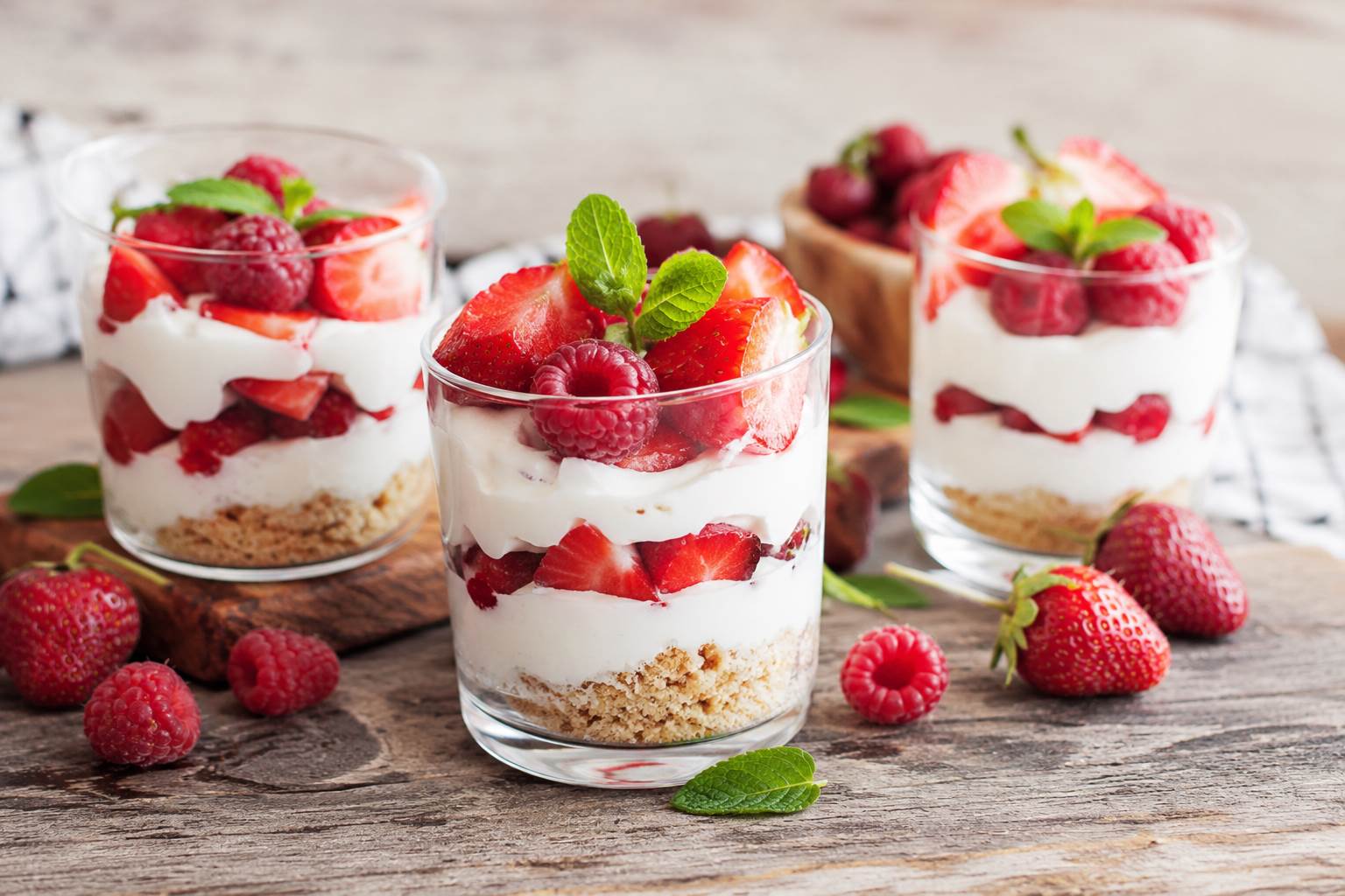  Recept za ljetni voćni desert u čaši: Gotov za 15 minuta bez pečenja 
