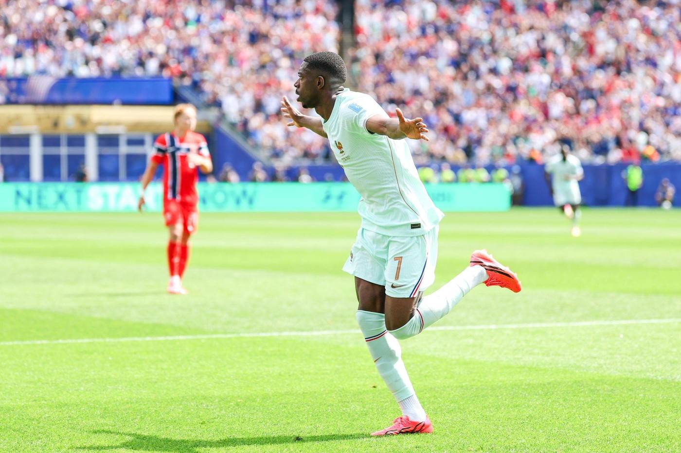  Usman Dembele proslavlja gol protiv Norveške 