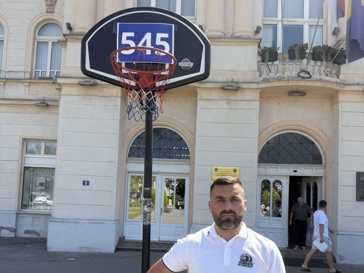  Neobičan protest u Bijeljini: Šutiranje 545 puta na koš ispred Gradske uprave 