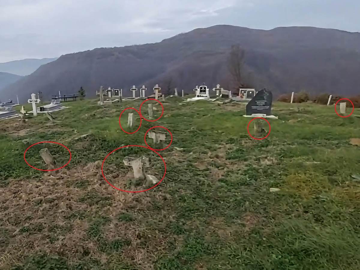 Polomljeni krstovi na pravoslavnom groblju kod Zenice 