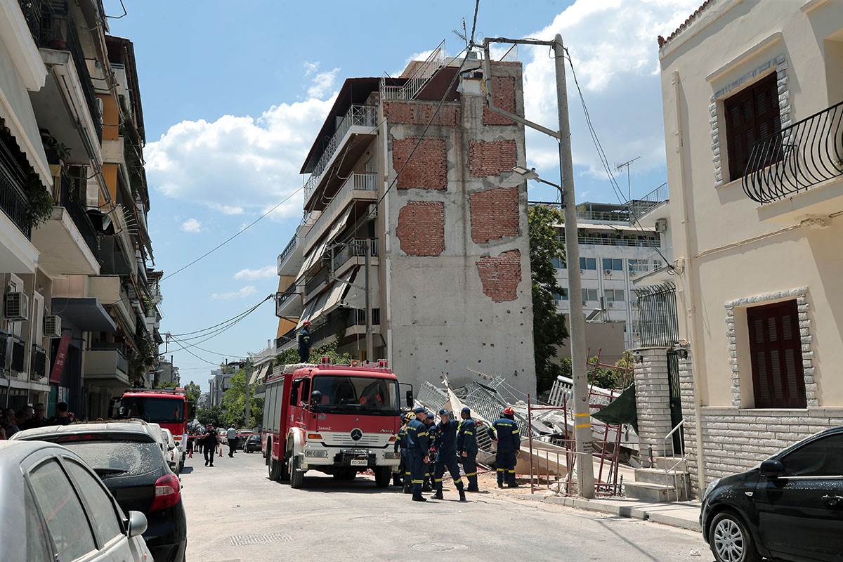  srušila se zgrada u atini, u toku potraga za preživjelima 