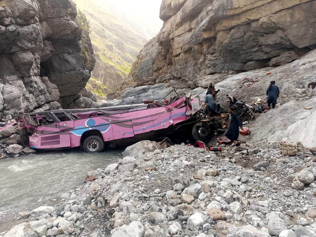  Autobus sletio u provaliju u Pakistanu 