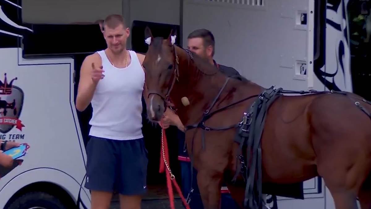  Nikola Jokić na konjičkim trkama prije utakmice Srbija BiH  