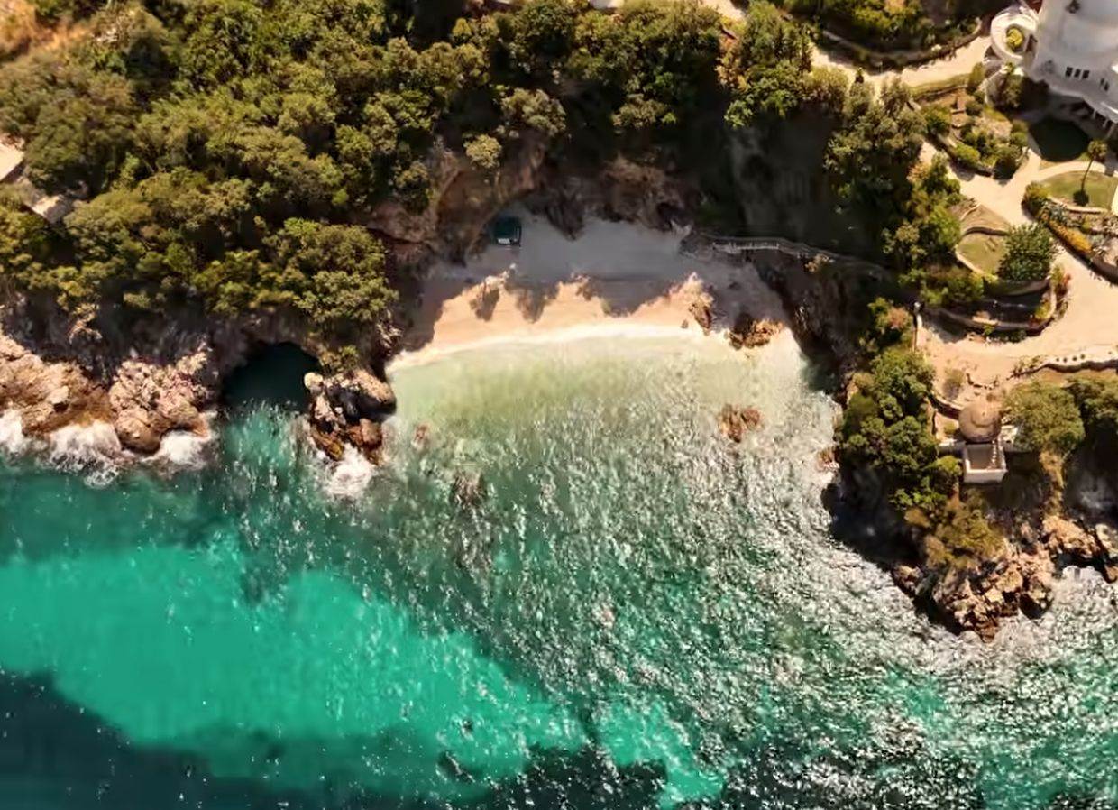  Kristalna plaža u Crnoj Gori 