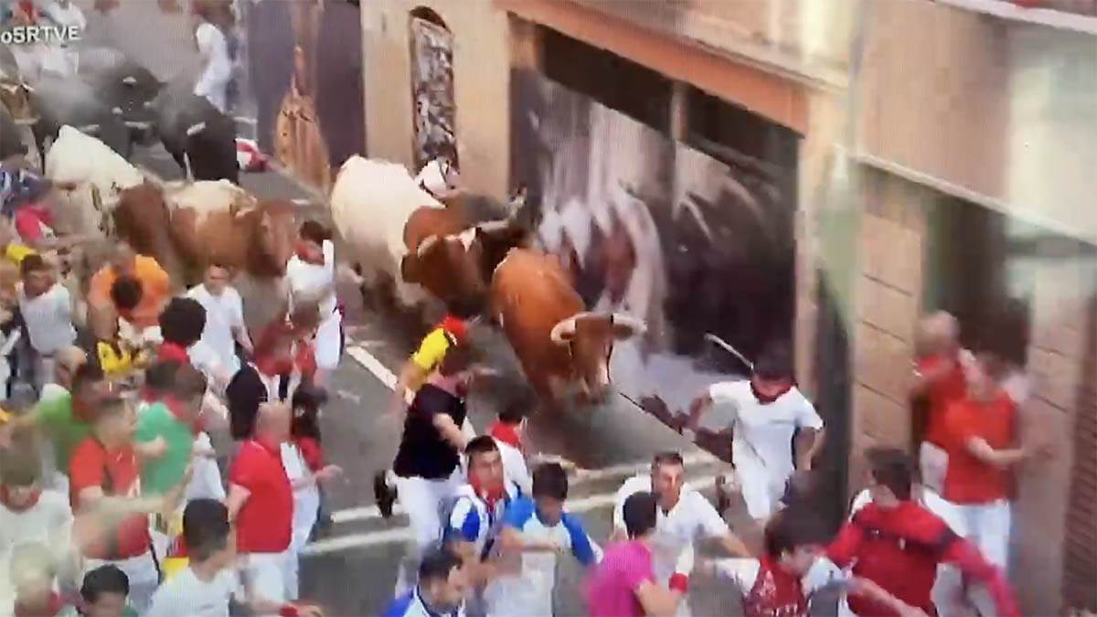  Drama na festivalu u Španiji: Bik rogom ubo muškarca u lice, povrijeđeno još 12 osoba (Video) 