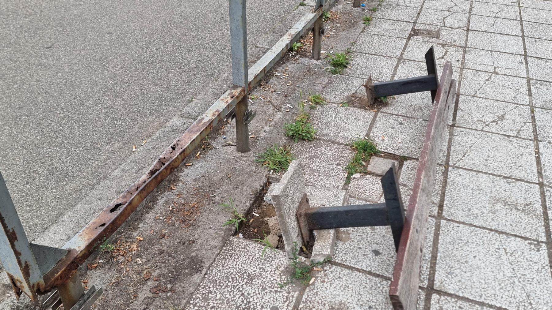  oštečena klupa na autobuskom stajalištu 