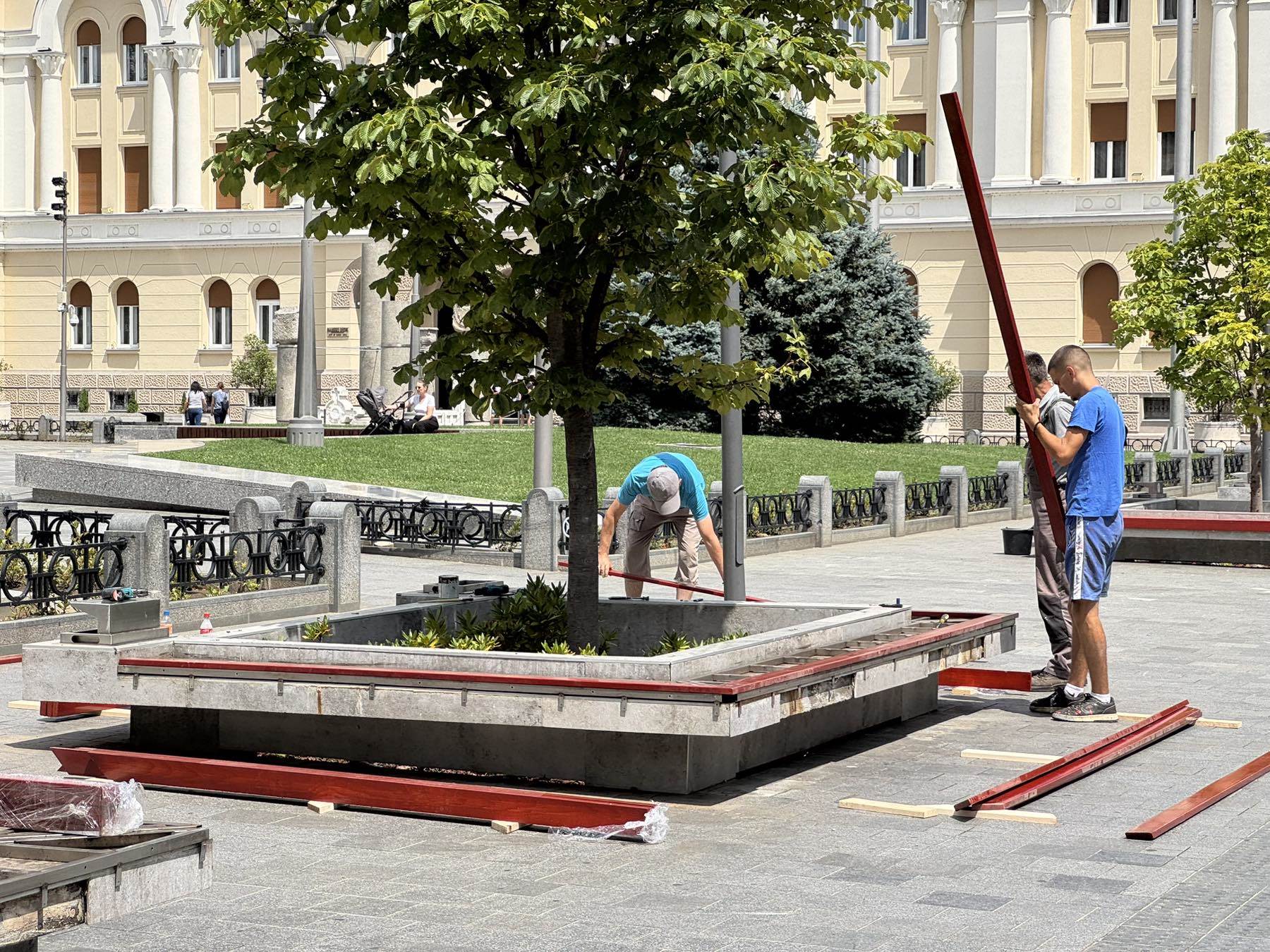  Nastavljeni radovi u "parkiću" u centru Banjaluke: Postavljaju se nove klupe 