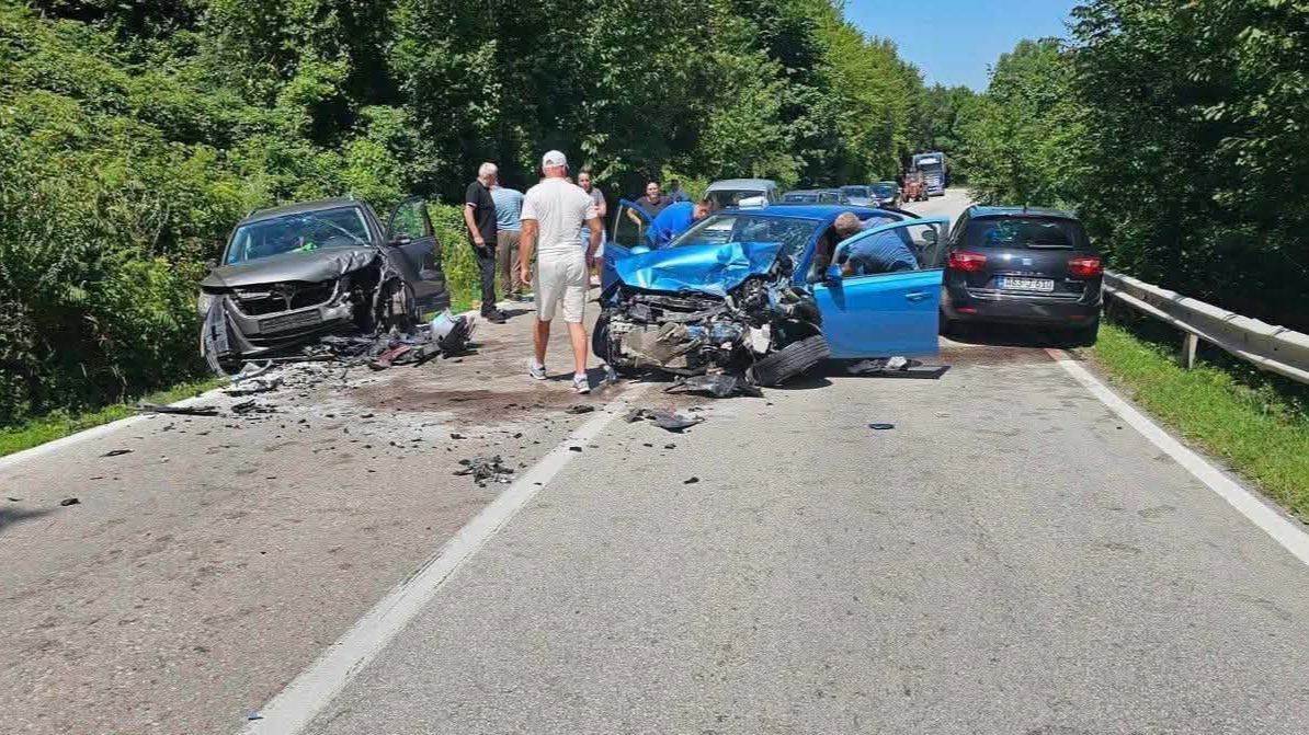  Teška saobraćajna nesreća na putu Živinice – Kladanj: Jedna osoba poginula, dvije povrijeđene 