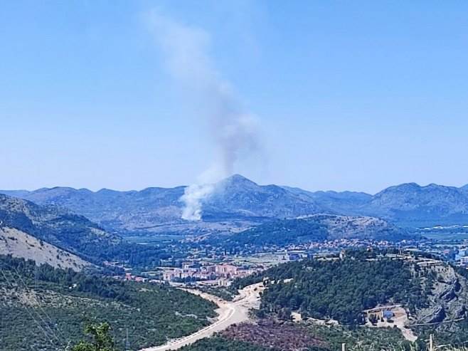  Požar kod Trebinja: Vatra zahvatila nisko rastinje u Volujcu, 15 vatrogasaca na terenu 