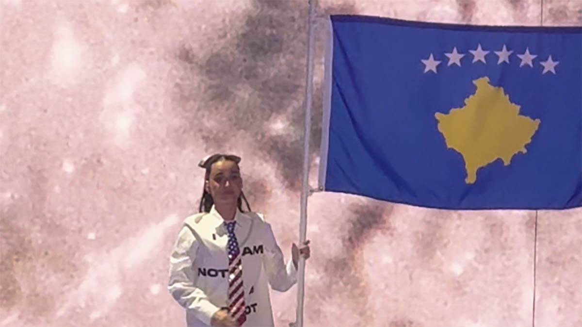  Kejti Peri pokazala zastavu tzv Kosova: Pobesneli i Albanci 