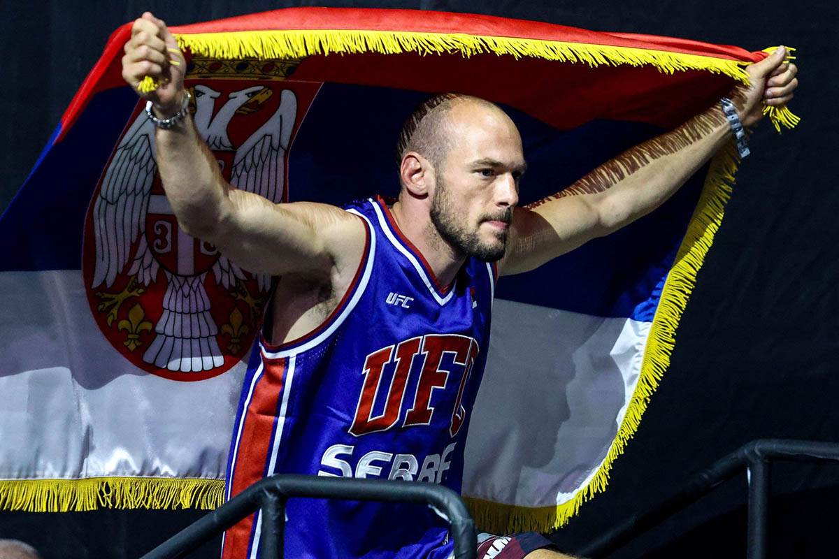  Uroš Medić bori se protiv Kevina Holanda 