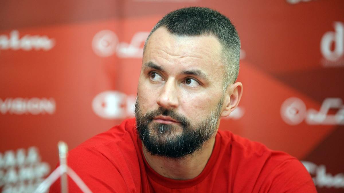  Milan gurovic izvukao covjeka iz auta u plamenu 