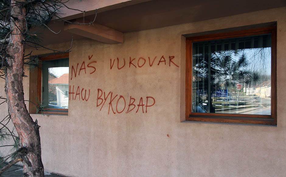  Hrvati divljaju: Opet razlupana tabla u Vukovaru 