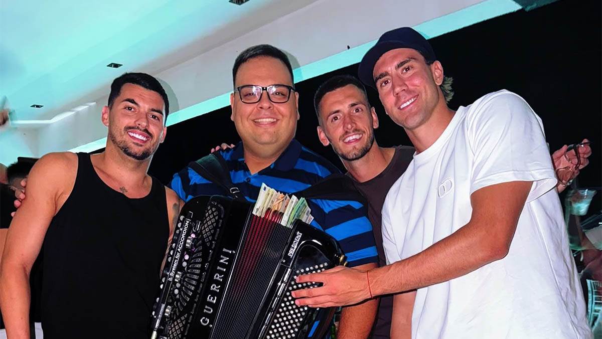  Nemanja Radonjić, Dušan Vlahović i Aleksa Terzić slave sa harmonikašem 