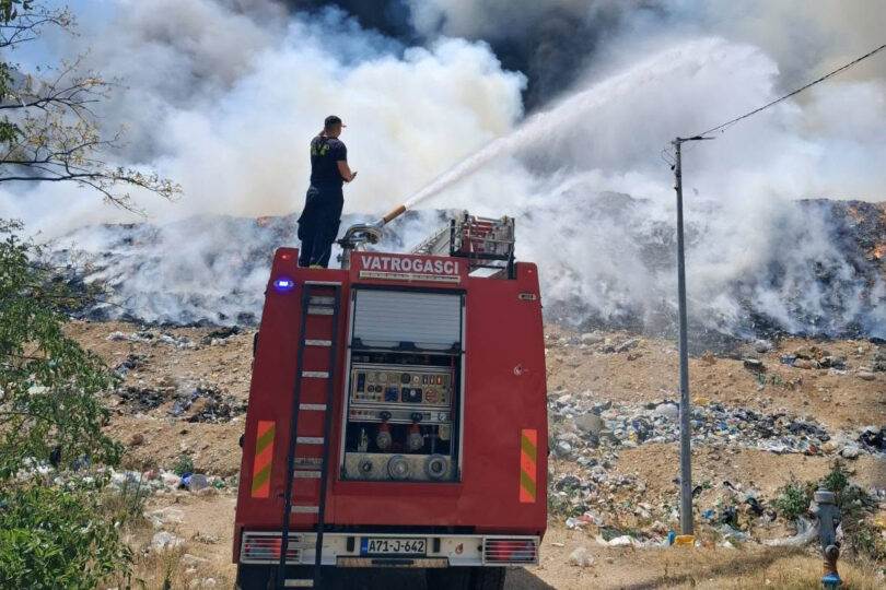  Aktivan požar na odlagalištu otpada kod Mostara: Na terenu angažovane interventne ekipe 