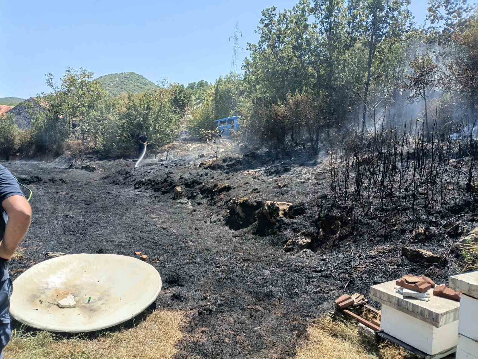  Požar kod Trebinja: Helikopter MUP-a RS pomaže u gašenju, aktiviralo se minsko polje 