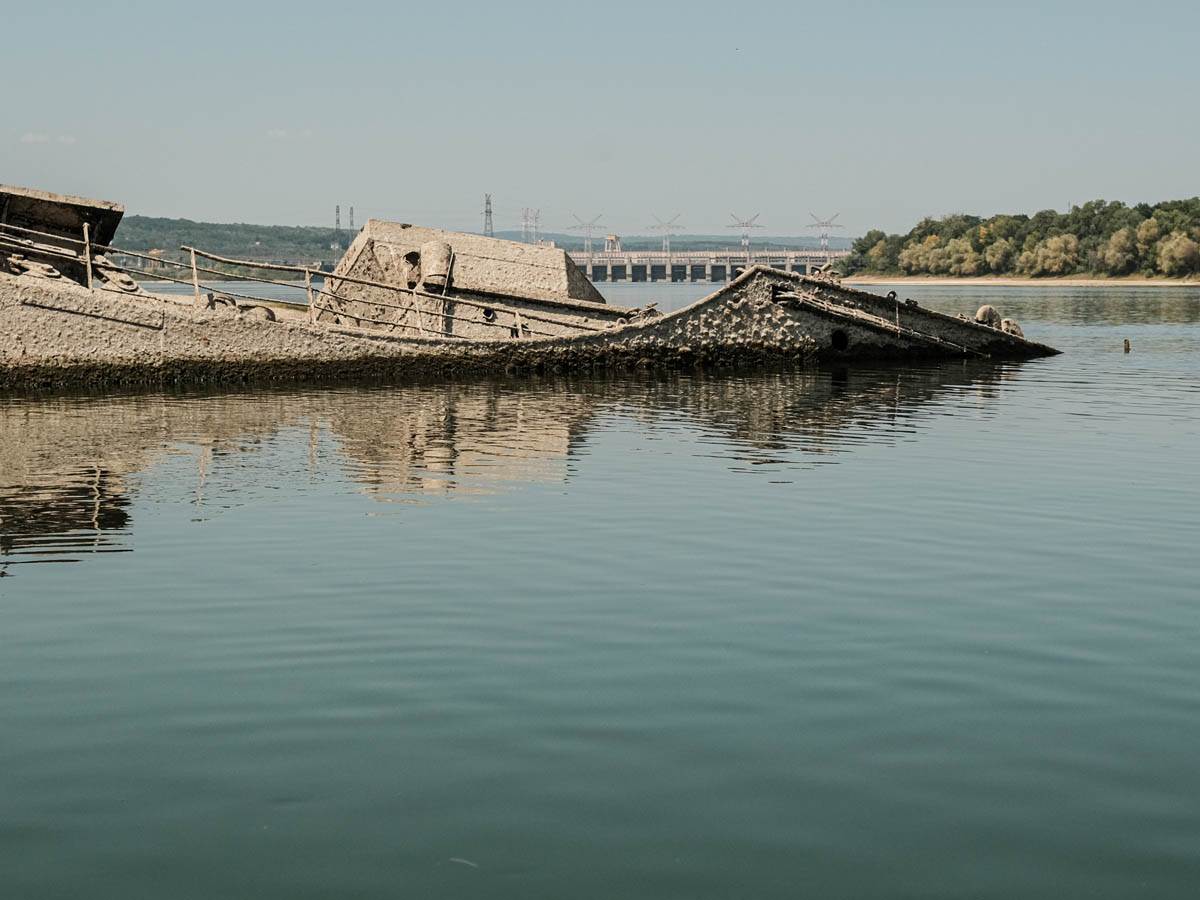  desetine barži na Dunavu stoje usidrene 