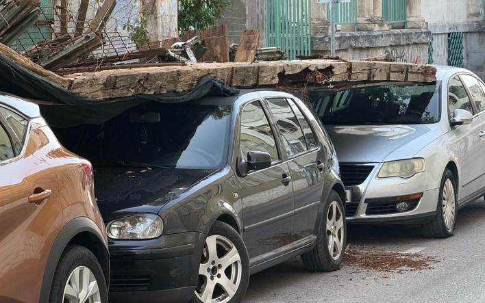  Urušila se Alajbegovića kuća u Mostaru: Automobili zatrpani pod ruševinama, oštećena vozila 