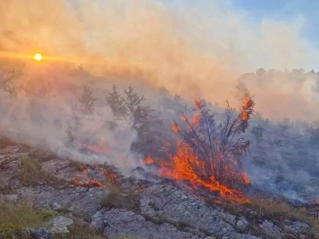  Gori u selu Slivlja kod Gacka, sve ekipe na terenu 