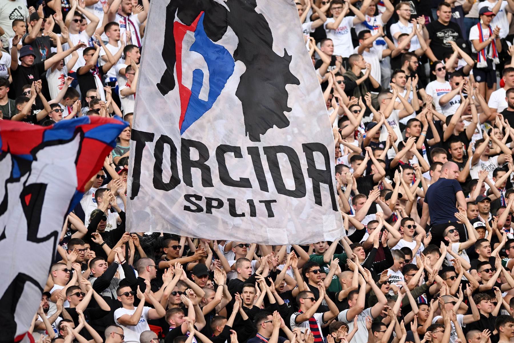  Torcida skandirala "Za dom spremni", pa razvila monstruozan transparent o Srbima i Oluji! 