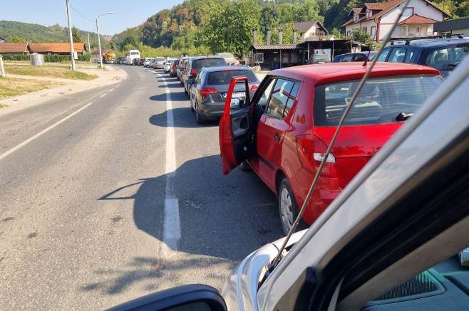 Nakon višečasovne obustave: Na putu Banjaluka-Čelinac puštena jedna saobraćajna traka, vozila se propuštaju naizmjenično 