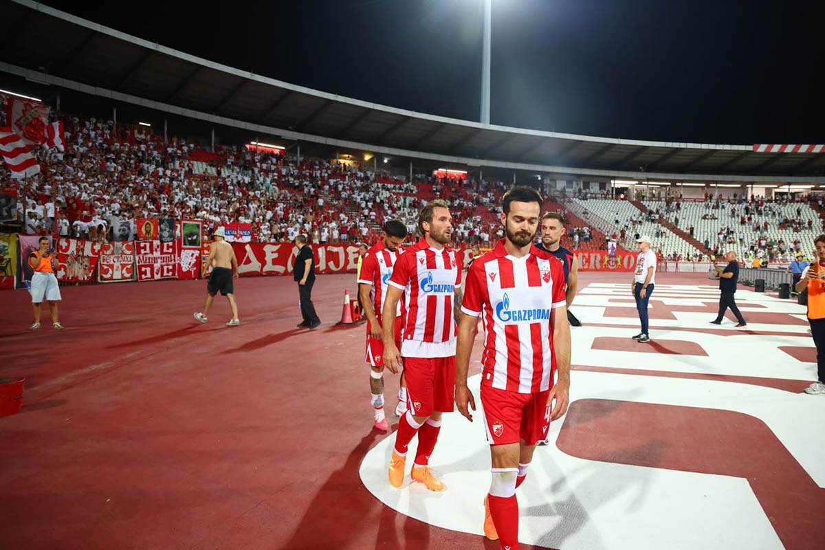  Delije otjerale igrace crvene zvezde u svlacionicu 