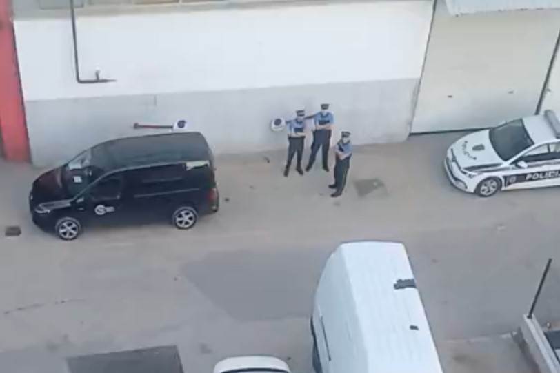  Drama u sarajevskom naselju: Muškarac prijeti skokom sa ruševne zgrade 