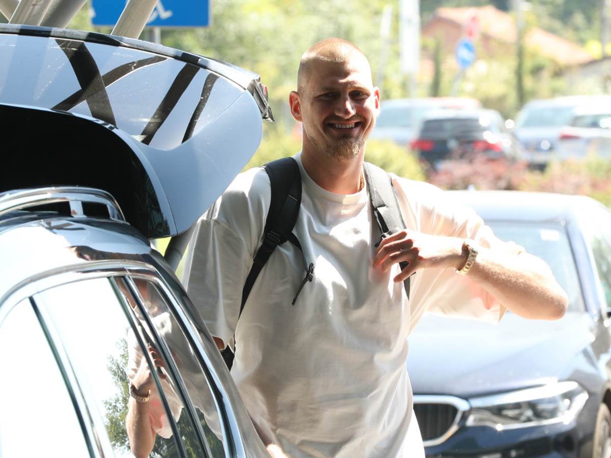  Nikola Jokić nasmijan stigao na okupljanje reprezentacije Srbije 