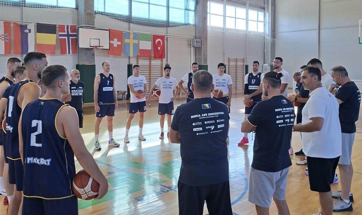  Dario Đerđa i košarkaši BiH 