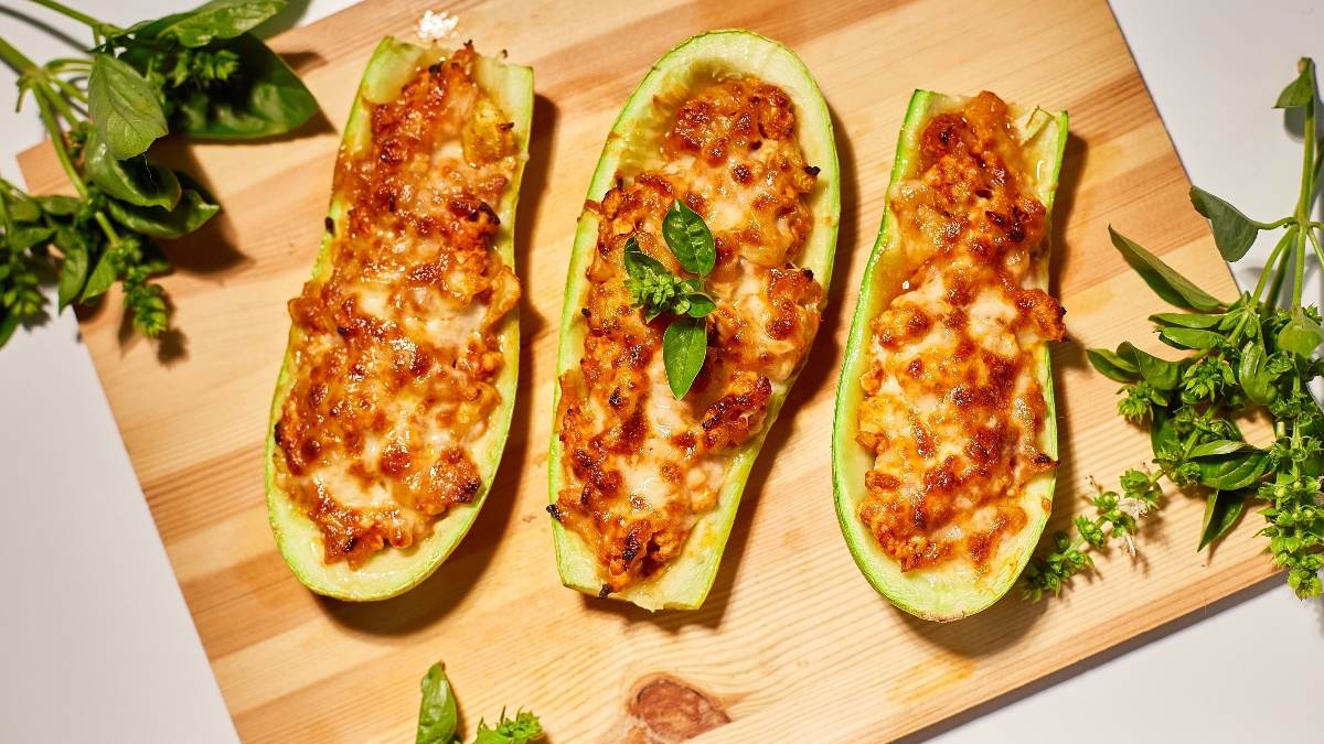  Savršen ljetni ručak: Recept za sočne tikvice punjene sirom gotove očas posla 
