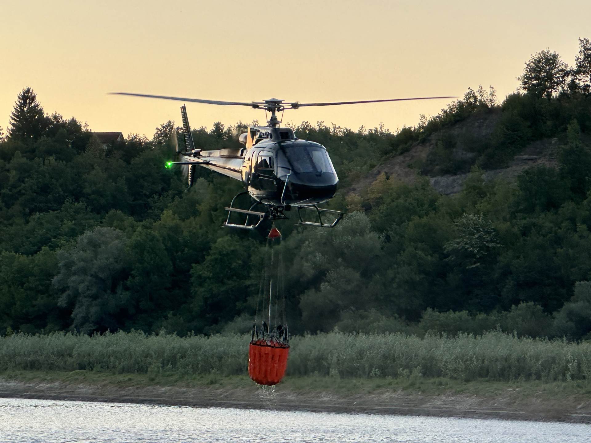  Helikopteri gase požare u Konjicu i Bosanskom Grahovu, pripadnici OS BiH sa zemlje djeluju u Nevesin 