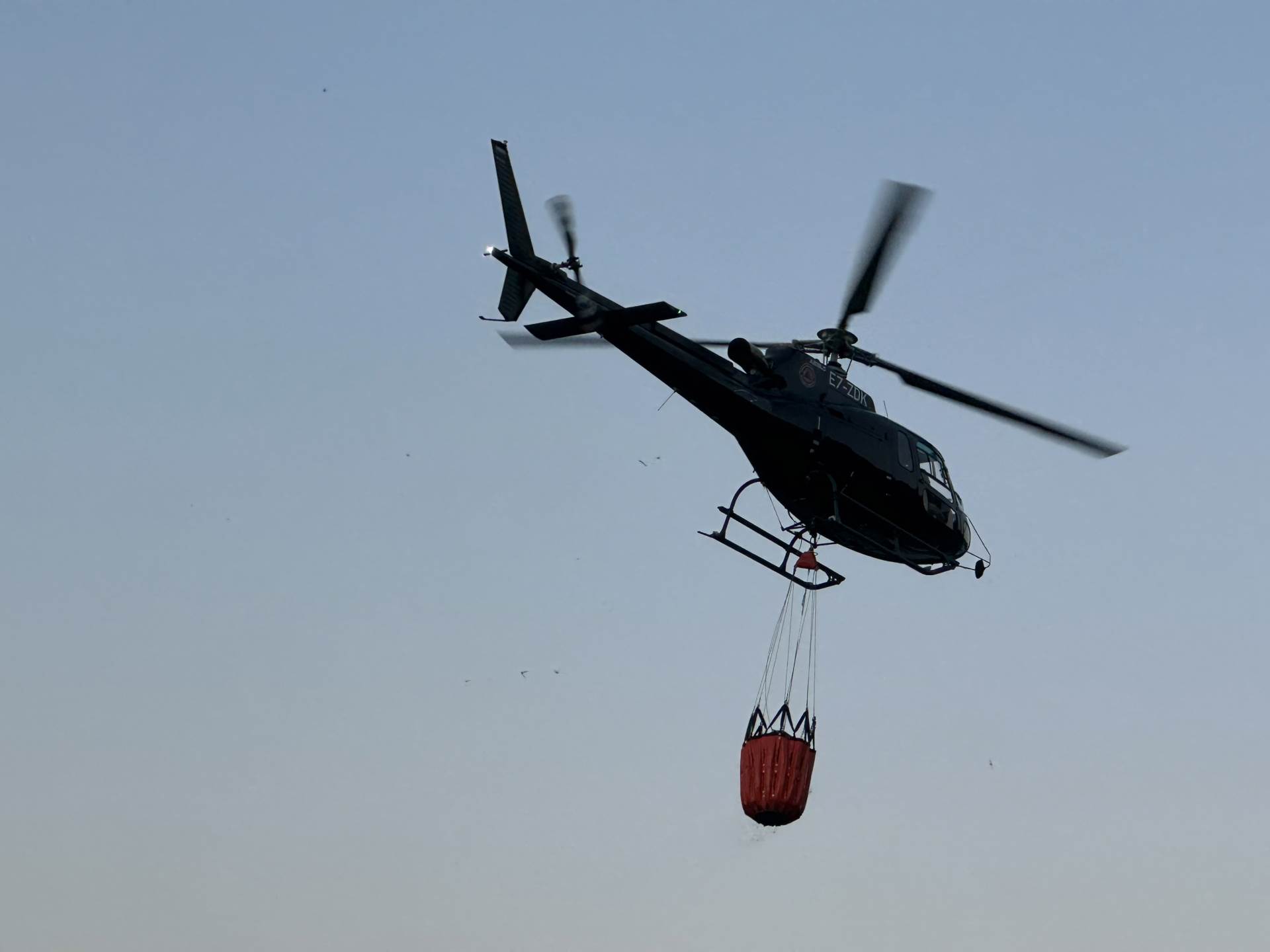  Požar u Bosanskom Grahovu i dalje aktivan: Vatru gase helikopter OS BiH i kanaderi iz Hrvatske 