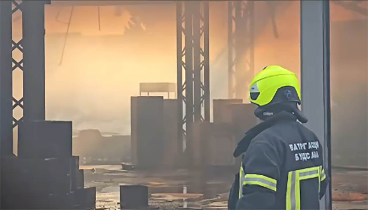  Veliki požar u Novom Sadu: Izgorio magacin kurirske službe 