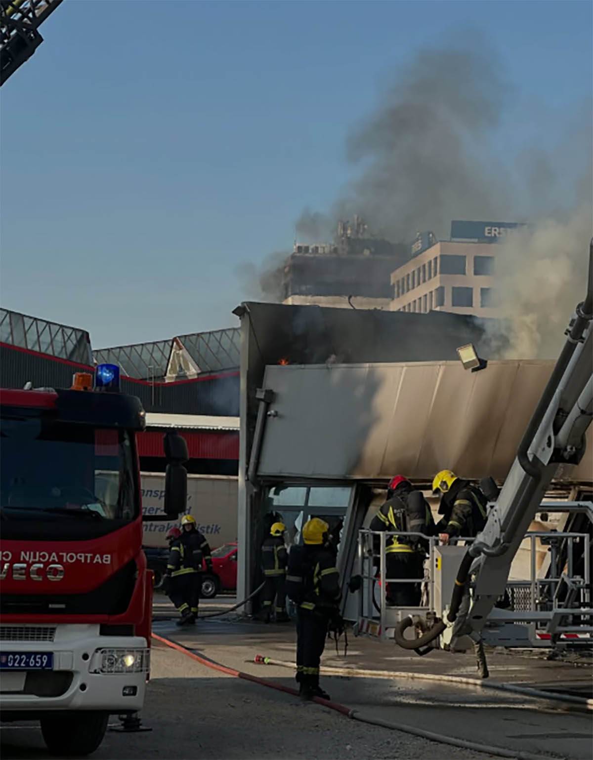  Detalji požara u Novom Sadu: Eksplodirao paket sa tečnošću 
