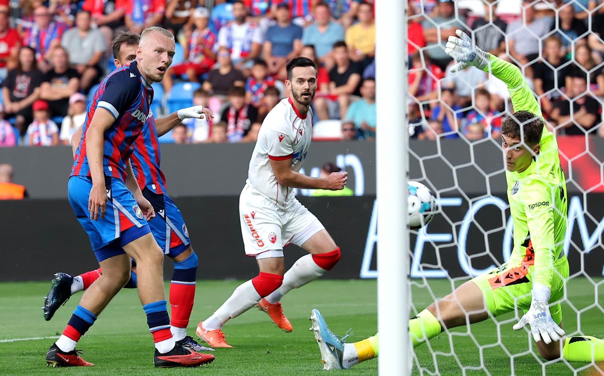  Ocjene fudbalera Crvene zvezde u porazu od Viktorije 