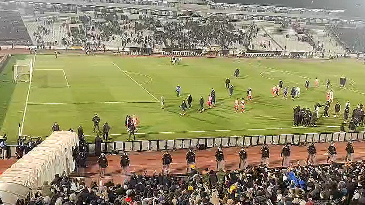  Navijači Crvene zvezde otjerali igrače 