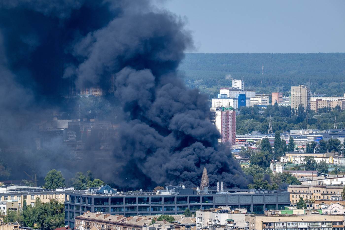  Broj žrtava ruskog napada dronom na selo Mila u Kijevskoj oblasti porastao je na najmanje 37. Povrij 