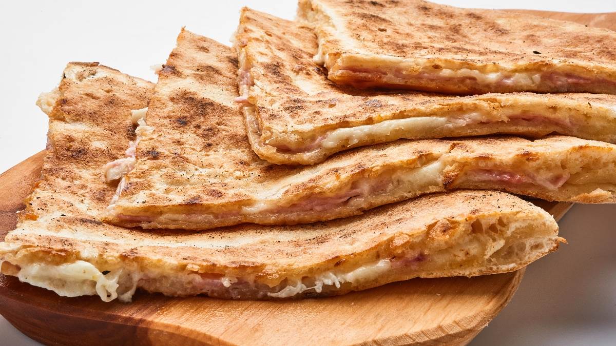  Grčke lepinje punjene sirom i šunkom 