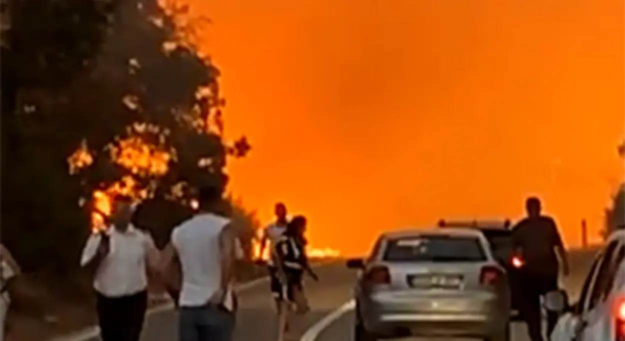  Alarmantno na putu Bileća - Gacko: Požar se proširio do magistrale 