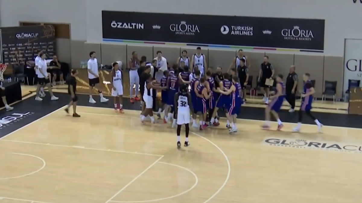  TUča košarkaša Bešiktaša i CSKA u prijateljskom meču 