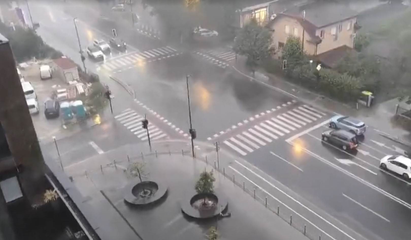  Snažno nevrijeme paralisalo Sloveniju 