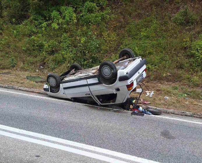  Teška saobraćajna nezgoda kod Ribnika: Automobil završio na krovu 