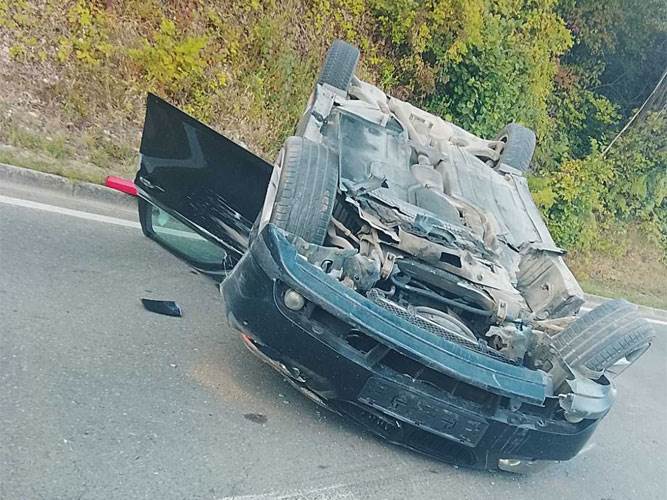  Udes na magistralnom putu Prijedor–Novi Grad: Vozilo završilo na krovu, saobraćaj se odvija usporeno 
